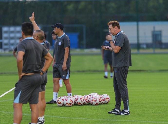 业内人：斯卢茨基战术对整体性要求高，行动不一致遇强队就难